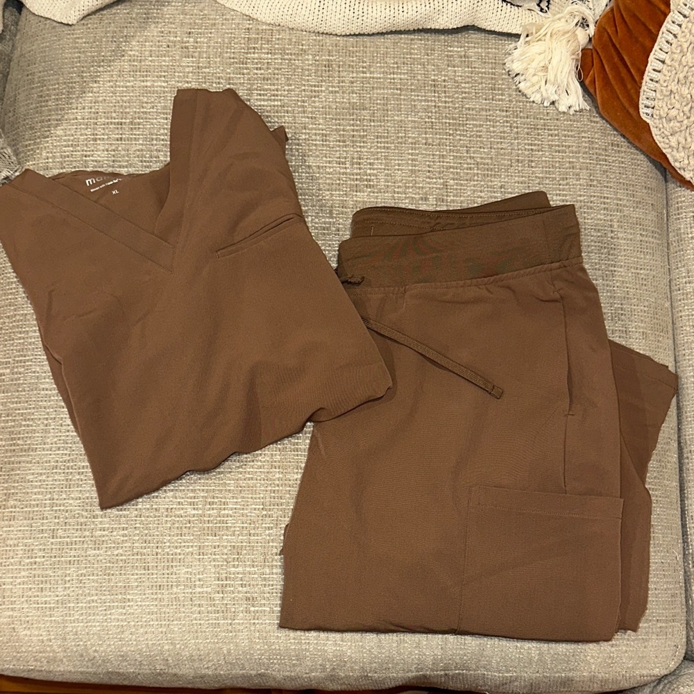 Brown mandala scrubs set in XL